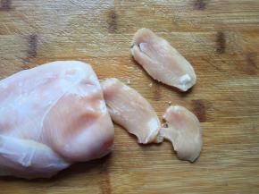 鸡胸肉一块，切成片