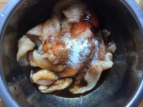 一勺料酒，胡椒粉，花椒粉，盐加入