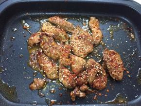 撒上孜然粉，辣椒面和白芝麻