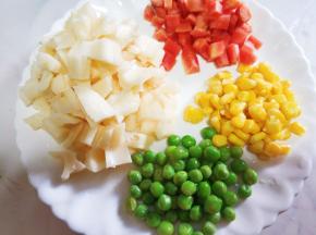 准备所需食材，藕去皮洗净切丁。