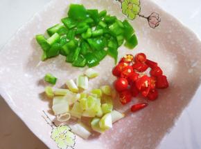 青椒切块，葱姜，小米辣切段。