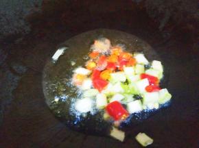 热油炒香葱姜，泡椒。