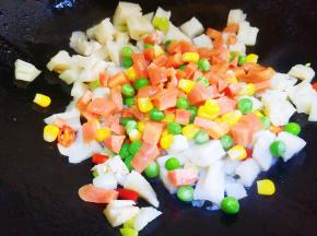 再放玉米粒，胡萝卜丁和豌豆。