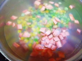 胡萝卜，豌豆，玉米粒焯水。