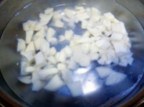 藕放白醋焯水捞出过凉水控干。