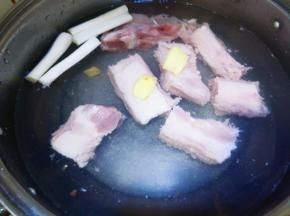 排骨放葱姜，料酒，姜片冷水下锅焯水去血沫洗净。