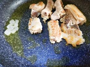 放冰糖炒至棕红色。