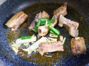 排骨上色后放葱段，姜炒香