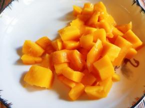 取下果肉放榨汁杯榨成芒果泥。