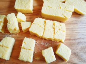 凝固后取出切块。