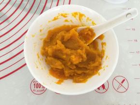 2.取155克用勺子压成泥.