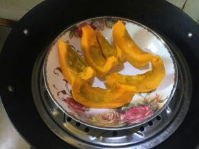 1.南瓜去皮，切小块上锅蒸熟。