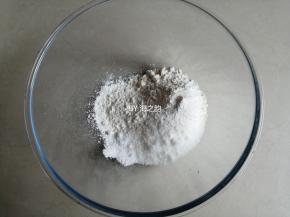 面粉、泡打粉、糖和盐混合均匀
