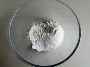 面粉、泡打粉、糖和盐混合均匀