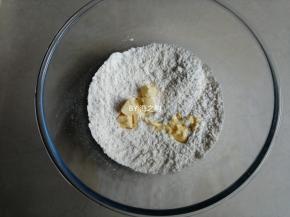 把软化的小块黄油倒入