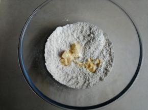 把软化的小块黄油倒入