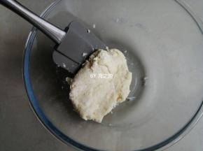 再倒入剩下的水，拌好后，再用手捏成团即可，不要揉