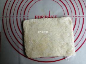 在面团上再盖上一张保鲜膜，整理成13*15cm的长方形