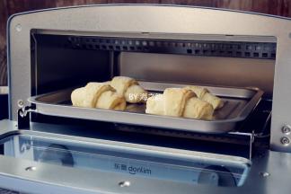 表面筛上面粉，不筛也可以，放入已经预热到200度的东菱小烤箱，烘烤20分钟左右（实际烘烤温度要根据自家烤箱脾气而定）