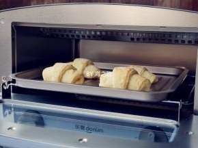 表面筛上面粉，不筛也可以，放入已经预热到200度的东菱小烤箱，烘烤20分钟左右（实际烘烤温度要根据自家烤箱脾气而定）