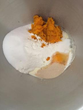 3.将除黄油和杏仁片外所有材料放厨师机中。