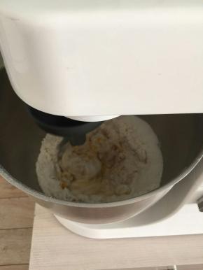 4.先开低速拌匀，转中速继续搅拌。