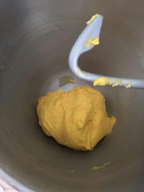 5.搅拌至面团光滑