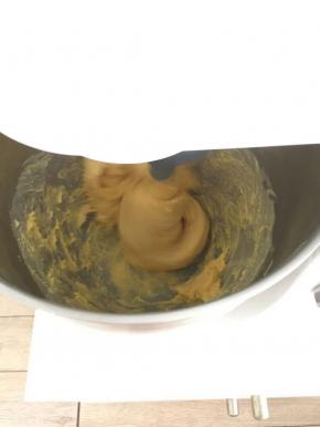 6.加入室温软化的黄油，先低速拌匀，转中速继续搅拌。