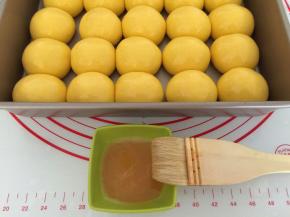 12.全蛋液+少许色拉油+一点点盐，搅拌顺滑，用羊毛刷轻轻地刷在面包坯上，刷两次。