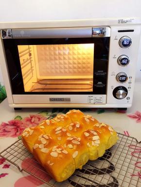 16.出炉震一下膜，倒出来放在晾架上晾凉。