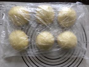 将面团拿出排气，分成均等的6等份，盖上保鲜膜松弛15分钟