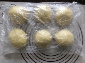 将面团拿出排气，分成均等的6等份，盖上保鲜膜松弛15分钟