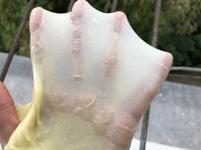 能拉出手套膜即可