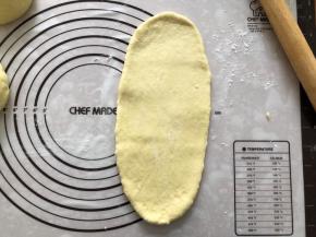 松弛好以后，擀成牛舌状