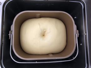 在面包机中发酵，这几天天气热，我没有开发酵功能，直接室温发酵的，发酵至两倍大，戳洞不回缩即可