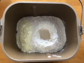 将波兰种和主面团混合放入面包机中，除黄油以外，揉面20分钟
