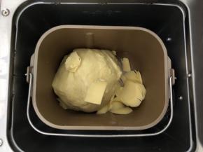 加入软化好的黄油，再次揉面20分钟