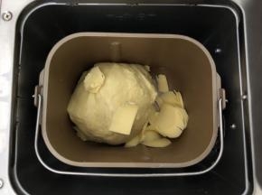 加入软化好的黄油，再次揉面20分钟