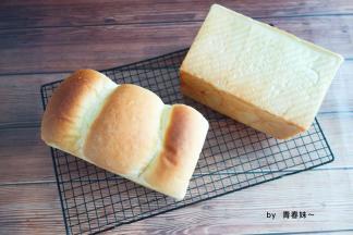 出炉以后趁热脱模，放烤网上晾凉再切片