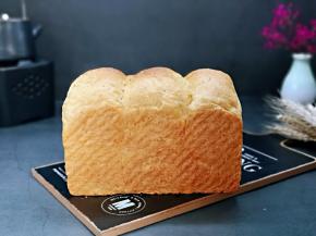 戴上隔热手套取出模具，趁热脱模，完美。～