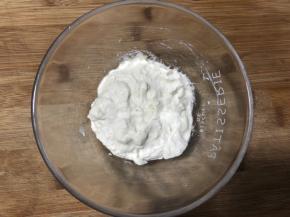 波兰种提前一晚混合搅拌均匀，无干粉状态，盖上保鲜膜，放入冰箱冷藏一夜，