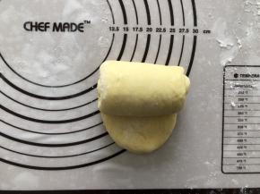 全部做完后再次盖上保鲜膜松弛15分钟，然后再擀成牛舌状，从上向下卷起，