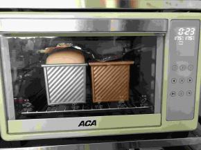 发酵好以后，一个盖上盖子，一个没盖，放入预热好的烤箱175度下层，上下火，40分钟，