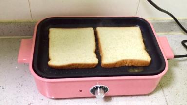 放入吐司片，小火煎制；