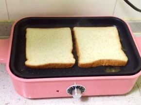 放入吐司片，小火煎制；