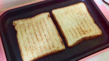 两面煎至出现条纹即可，有点酥脆感哦。