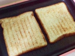 两面煎至出现条纹即可，有点酥脆感哦。