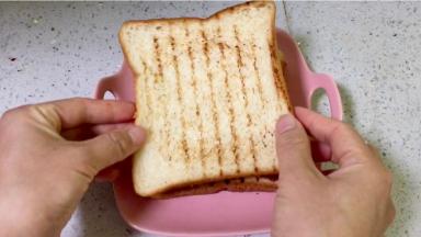 盖上另一片吐司片，压一压。