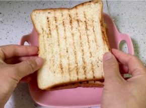 盖上另一片吐司片，压一压。