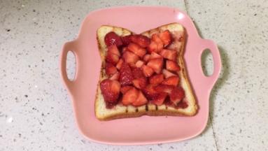 草莓洗净切丁，铺在草莓酱上。